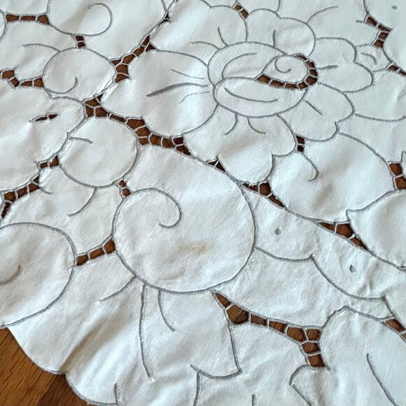 Vintage White Floral Cutwork Tablecloth Rectangle 63 x 48 - Picture 4 of 16